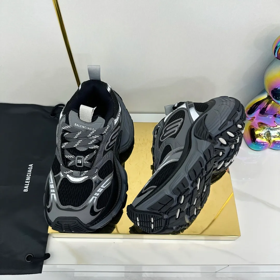 👟👟Ex-factory price 680👟👟 Balenciaga Balenciaga CARGO 6XL Sneakers Round-toe lace-up Low-cut lifestyle mesh lace-up Low-cut catwalk retro Balenciaga is always at the forefront of fashion. This model has huge size and eye-catching design. It is in line with the current "" trend. It uses an all-black color scheme to create a low-key yet gorgeous effect. The 6XL size makes it a conspicuous presence in the market. Suitable for people who pursue individuality. The products released this time once again reflect their innovation capabilities. They are made of microfiber and mesh. Its avant-garde design, exaggerated volume and reflective details give it a special silhouette. It is made of mesh material, which brings good foot feel, comfortable and breathable. The appearance still adopts the classic shape. The shoe body is fashionable and easy to wear. Item No.: 815859 W2MV2 1012 Size: 35-46